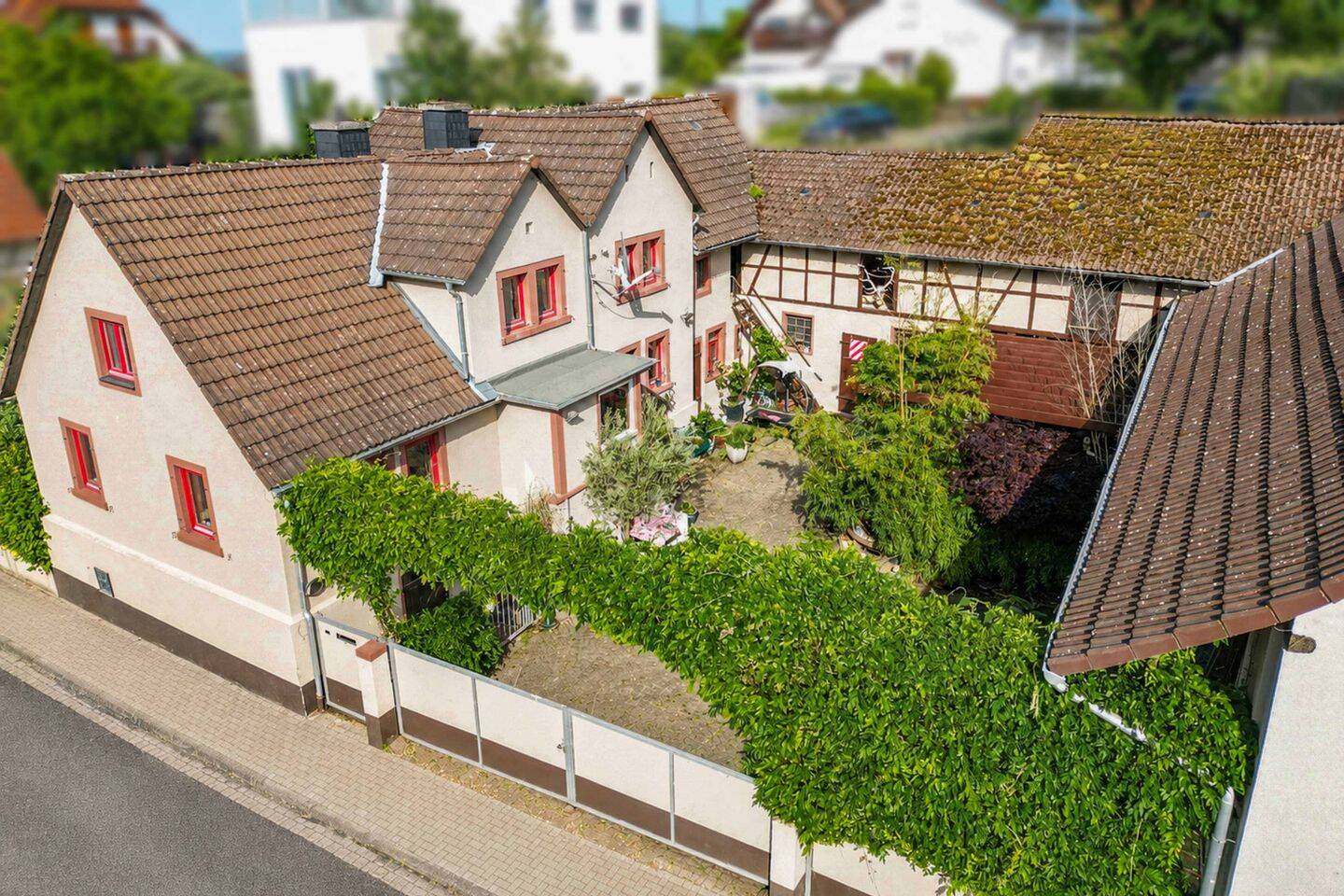 Somborn: Modernisierte Hofreite mit Innenhofparadies, Scheune, Bar & Werkstatt – Platz ohne Ende!, 63579 Freigericht