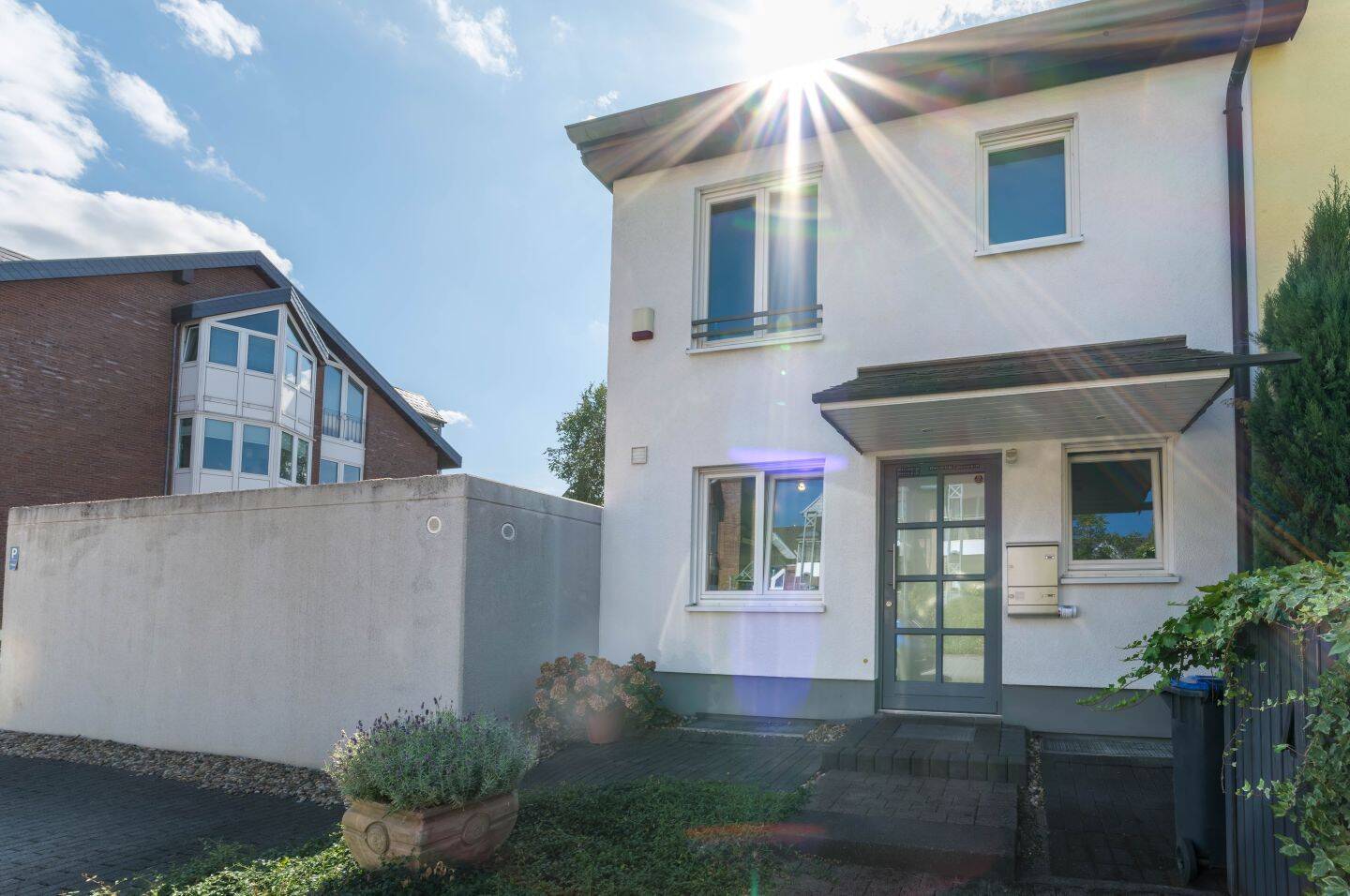 Traumhaftes Reihenendhaus auf großzügigem Eckgrundstück in Ratingen-Lintorf, 40885 Ratingen