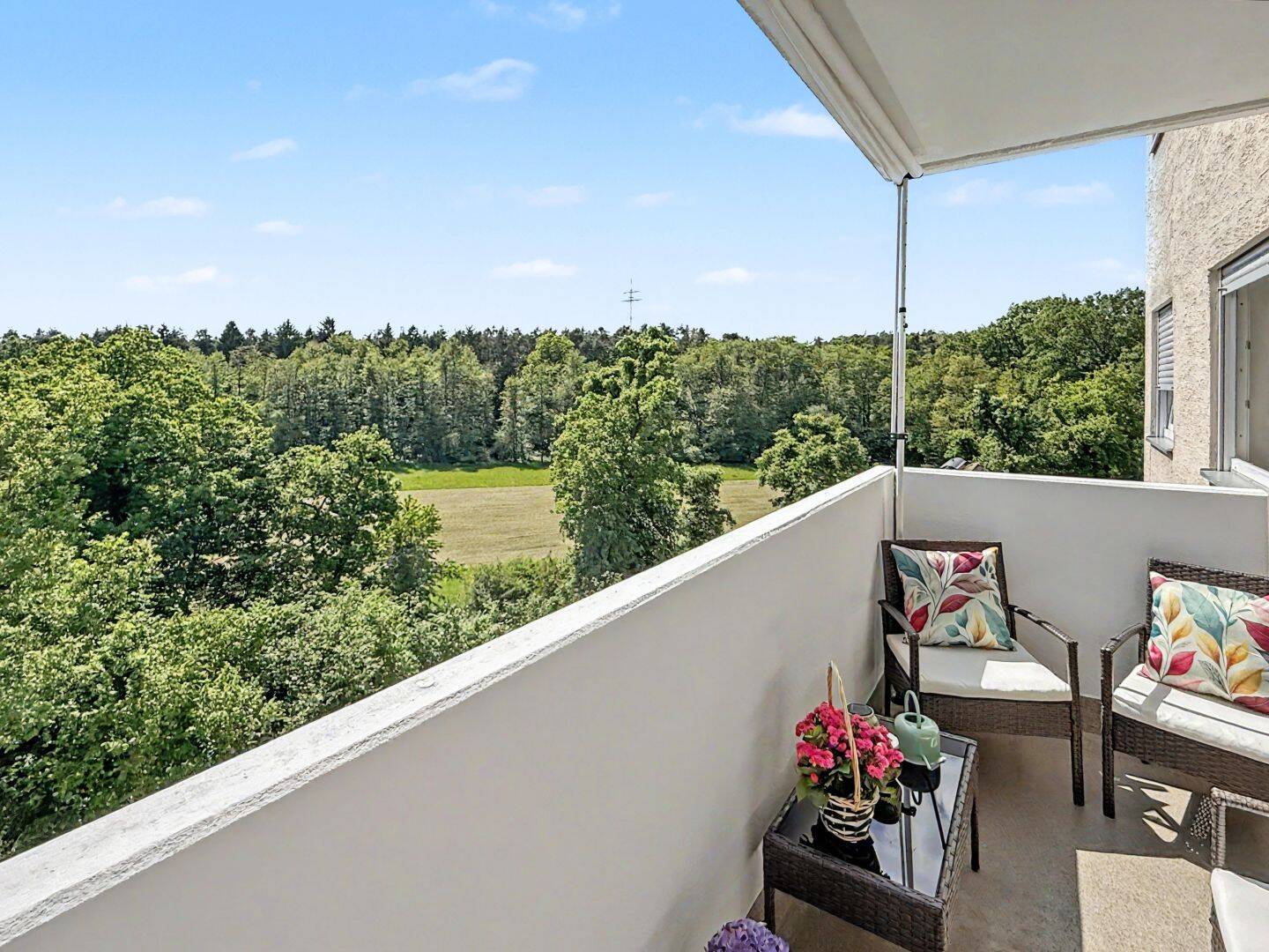 Sehr gepflegte und attraktive 4-Zimmer-Wohnung mit tollem Ausblick in Hainburg, 63512 Hainburg