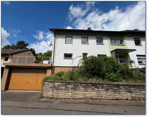 Solide Doppelhaushälfte mit Garage, Terrassen und vielseitigem Ausbaupotenzial in Neckarzimmern, 74865 Neckarzimmern