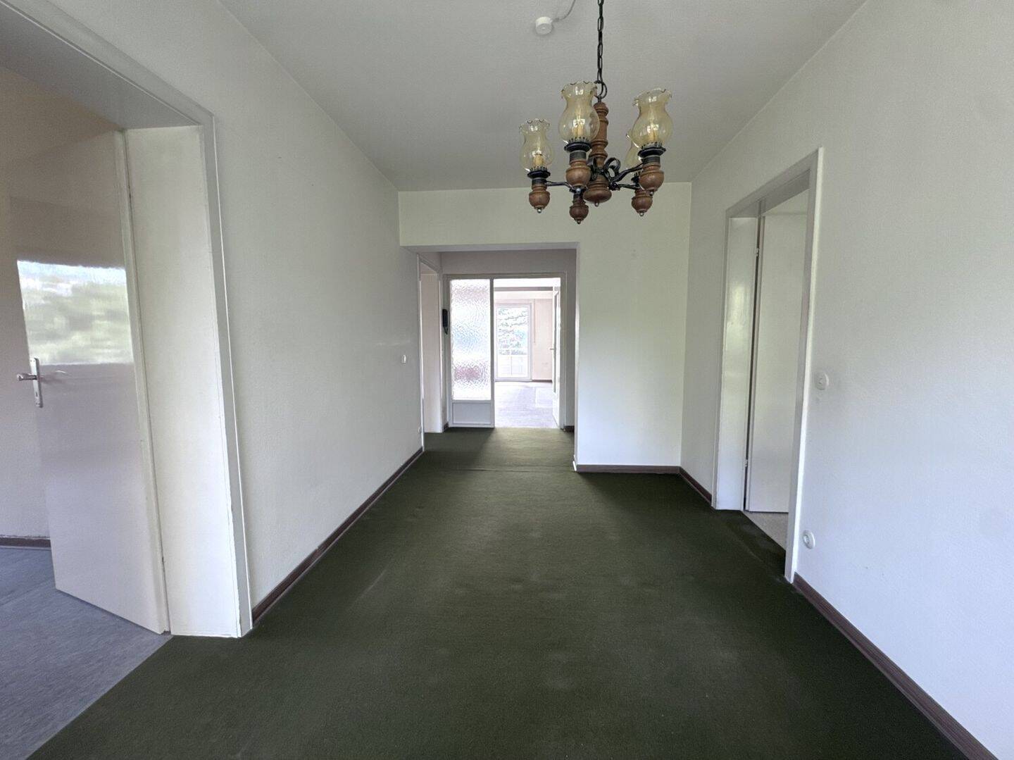 Viel Platz für Ihre Ideen- großzügige 4,5 Zi.-Wohnung mit 2 Balkonen und TG-Stellplatz, 73033 Göppingen