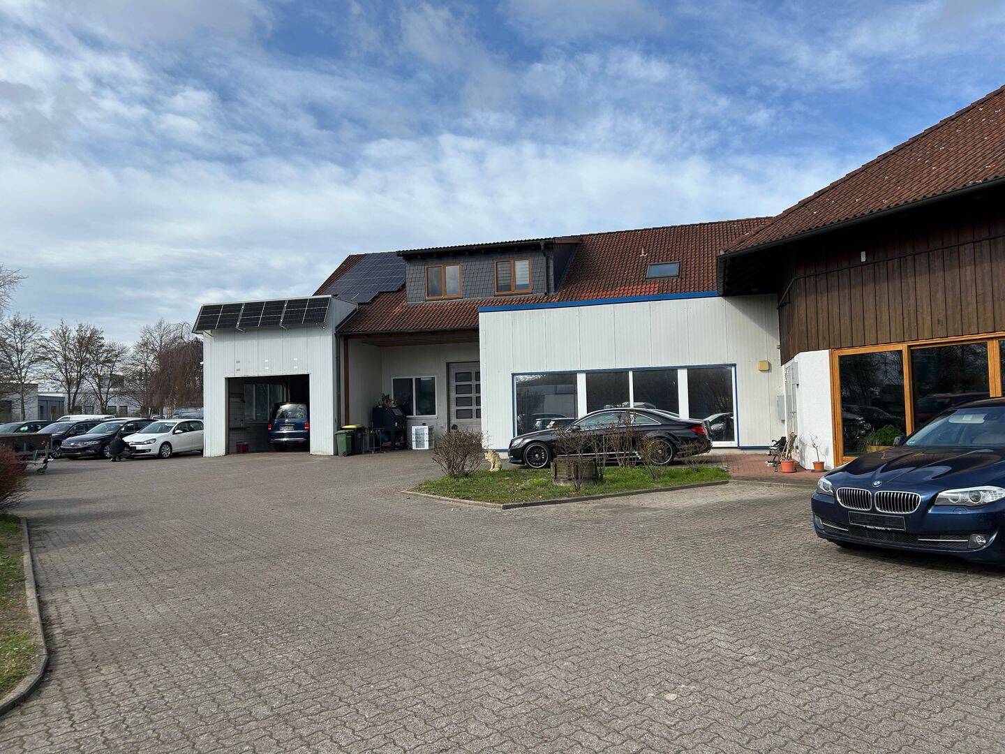 Gewerbegrundstück mit Ausstellungsgebäude inkl. Werkstatt und Waschhalle + 2 Wohungen, Verkehrsgünstig gelegen, 37079 Göttingen