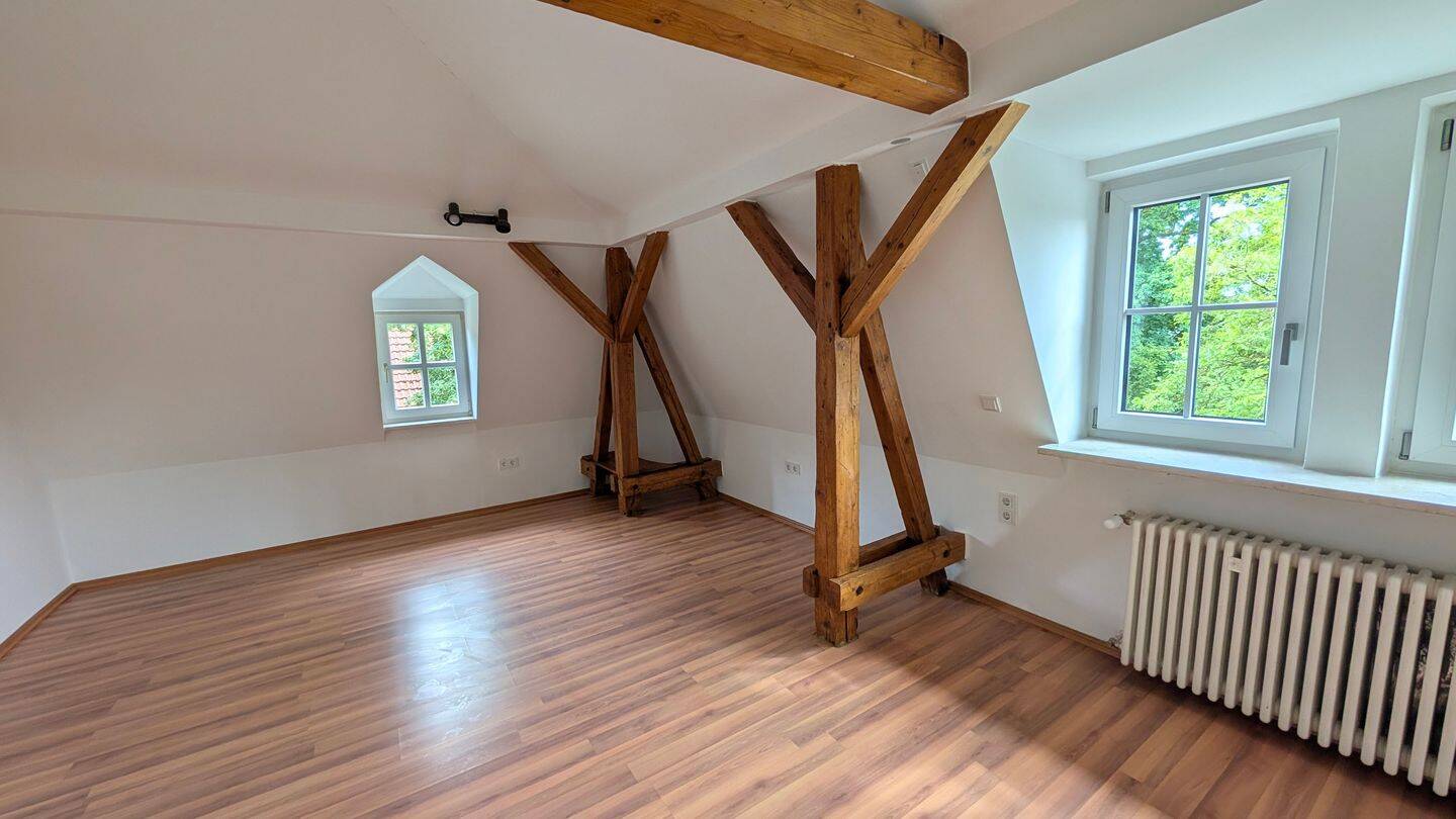 Bezaubernde Wohnung im DG einer Villa, 81245 München (Aubing-Lochhausen-Langwied Pasing-Obermenzing)