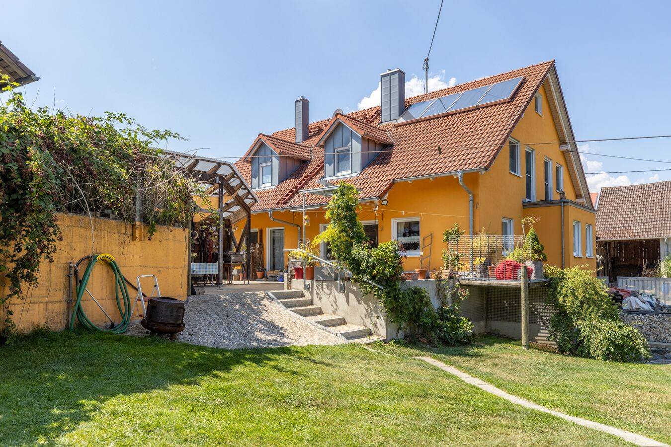 Ein ansprechendes Haus mit viel Grund!, 86480 Waltenhausen