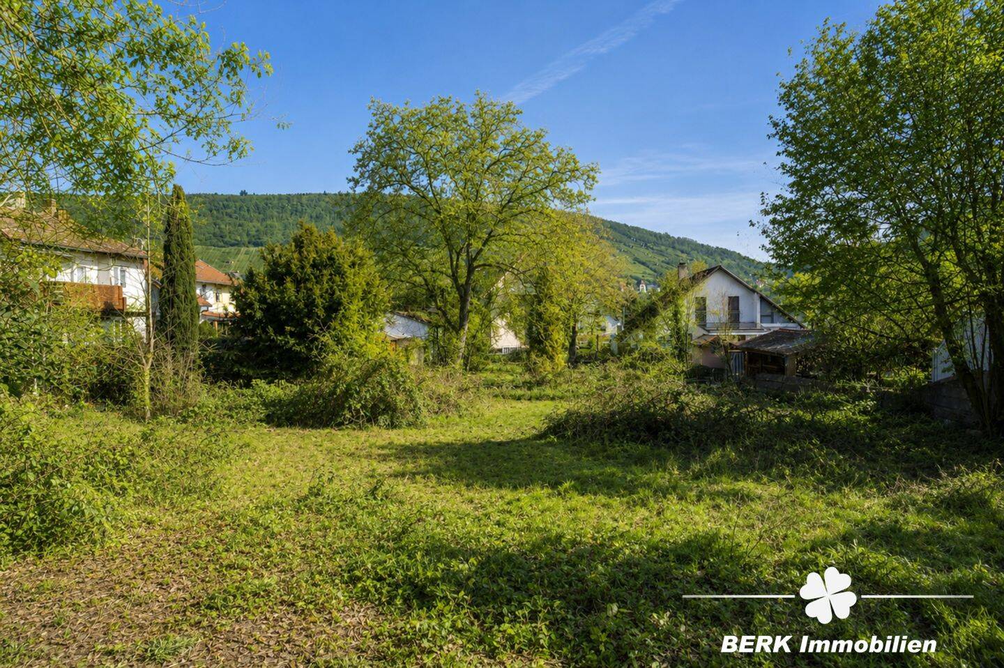 RESERVIERT – BERK Immobilien – Einzigartiges Grundstück mit herrlichem Blick über Weinberge und historische Burgkulisse, 63911 Klingenberg a. Main