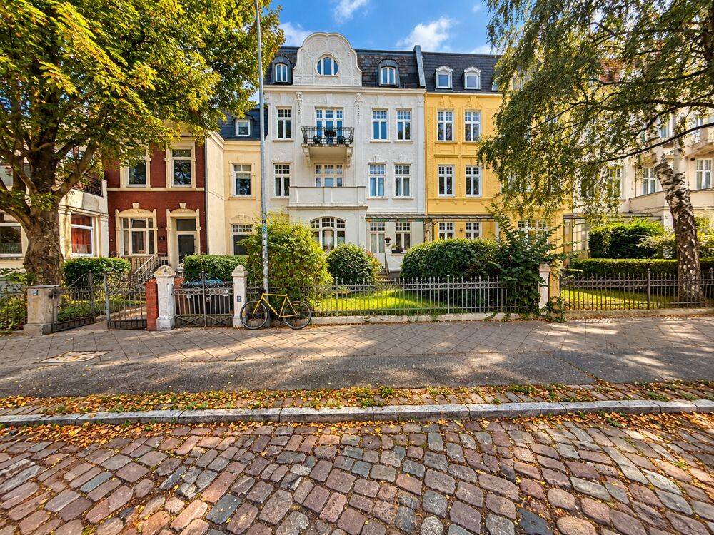 Lübeck St. Lorenz Nord: St. Lorenz Nord – Altbaujuwel im 1. OG mit zwei Balkonen – einziehen und wohlfühlen, 23554 Lübeck (Innenstadt Sankt Lorenz Nord Sankt Lorenz Süd)