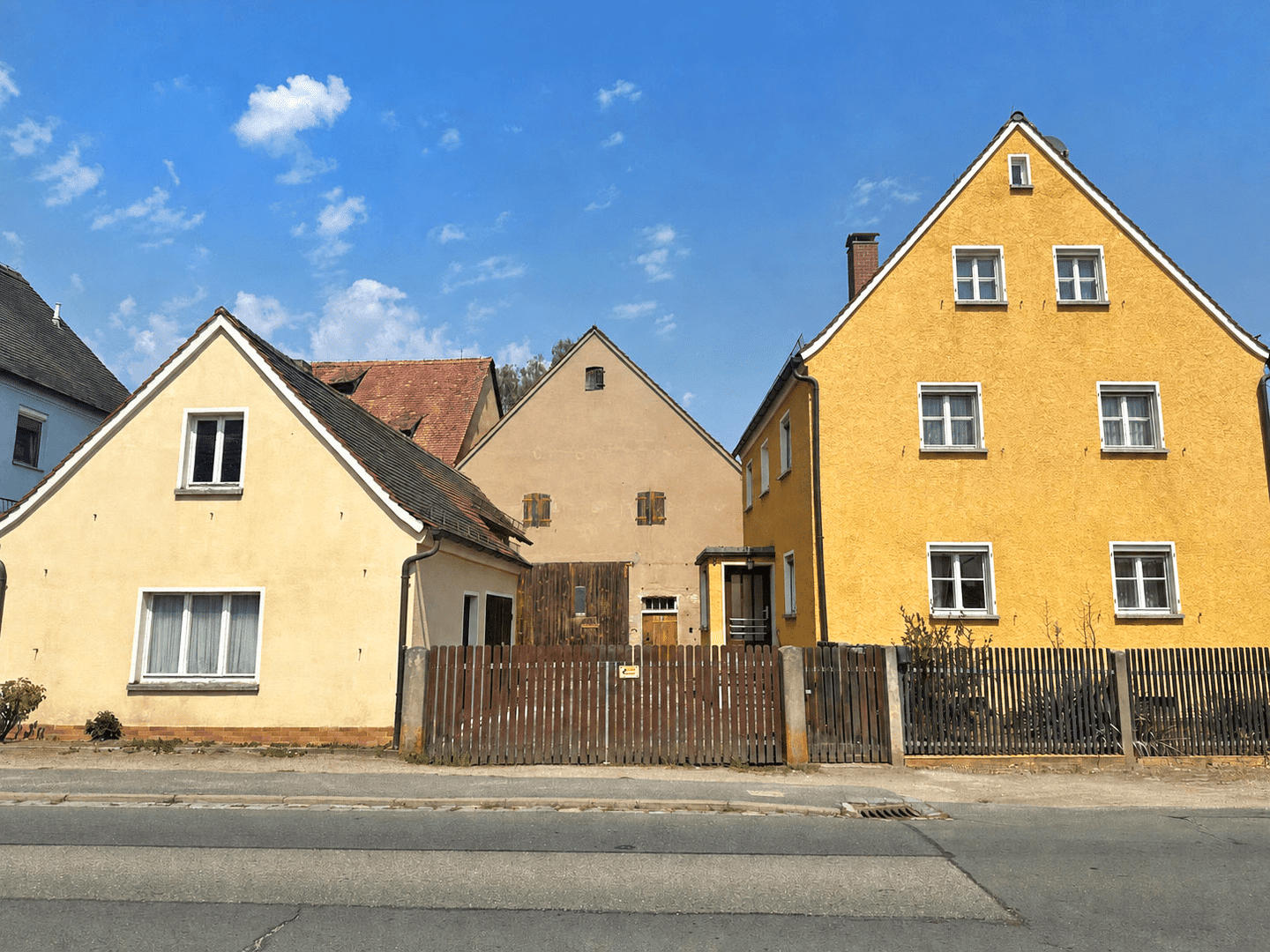 Wohnen und Arbeiten auf einem Grundstück – Wohnhaus mit Werkstatt und 2 Garagen, 90614 Ammerndorf