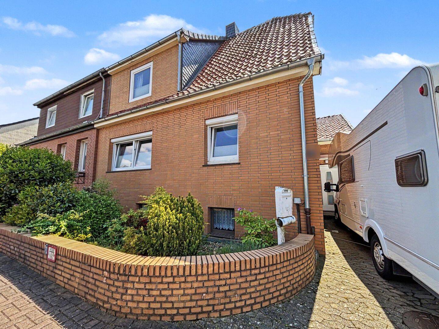 Hier den Sommer genießen: Gepflegte Doppelhaushälfte mit Garten und Garage in Groß-Ilsede, 31241 Ilsede