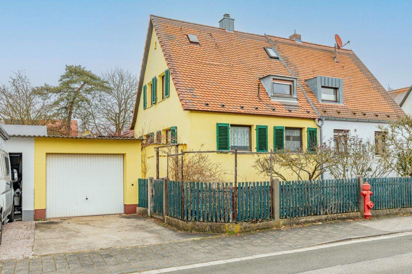 Charmante, modernisierungsbedürftige DHH mit Garage und schönem Garten in gefragter Lage in Erlangen, 91052 Erlangen (Anger Erlangen-Ost Erlangen-Süd Innenstadt)