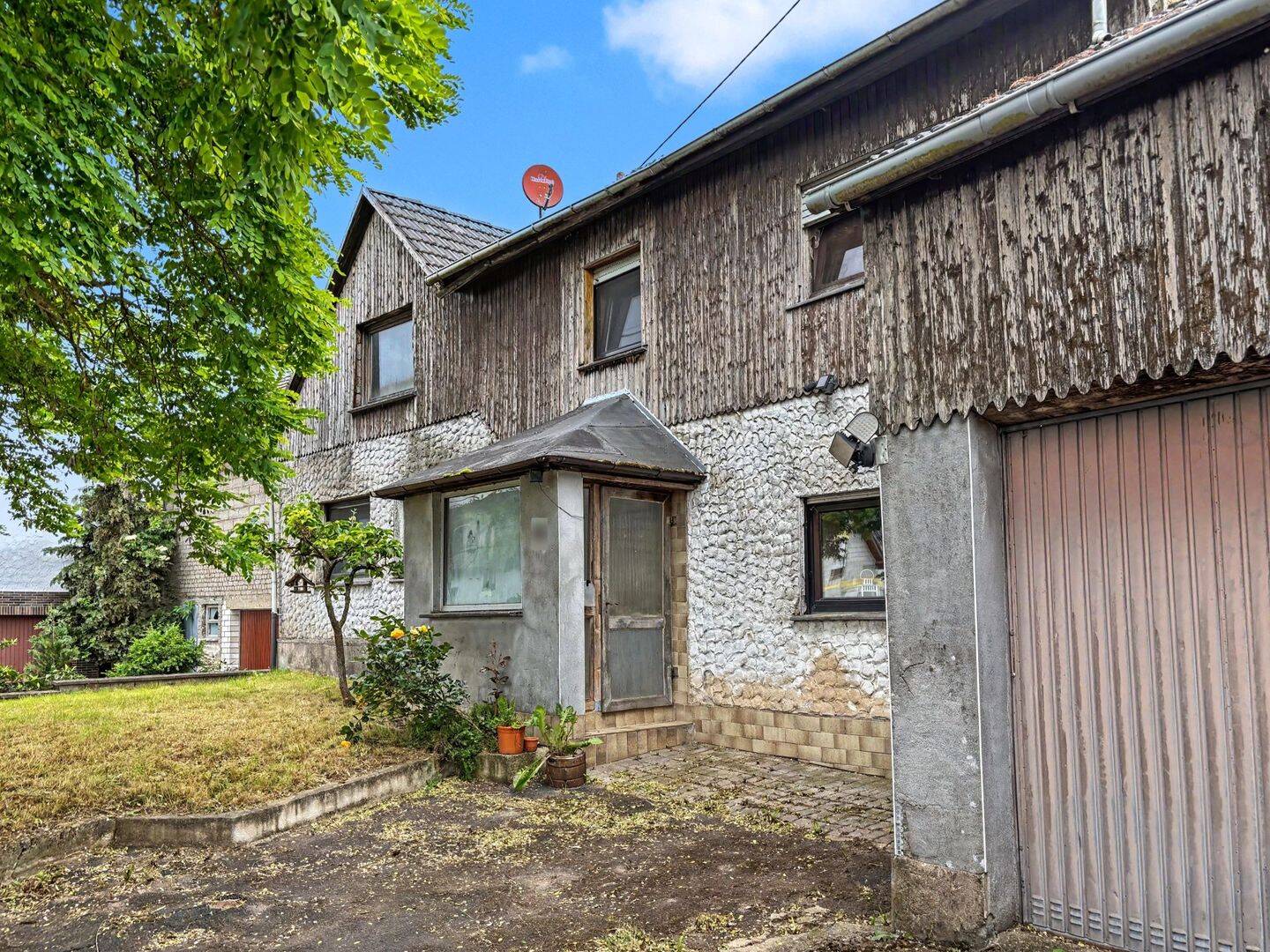Sanierungsbedürftig: Einfamilienhaus mit großem Grundstück und viel Potenzial in Rodder bei Adenau, 53520 Rodder