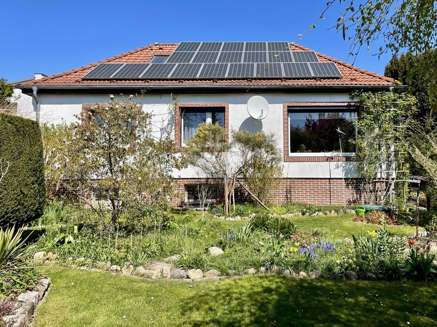Bungalow mit großem Gartenparadies und zusätzlichem Potenzial zur Grundstücksteilung, 12526 Berlin (Treptow-Köpenick Bohnsdorf Kleingartenanlage Grünbergallee)