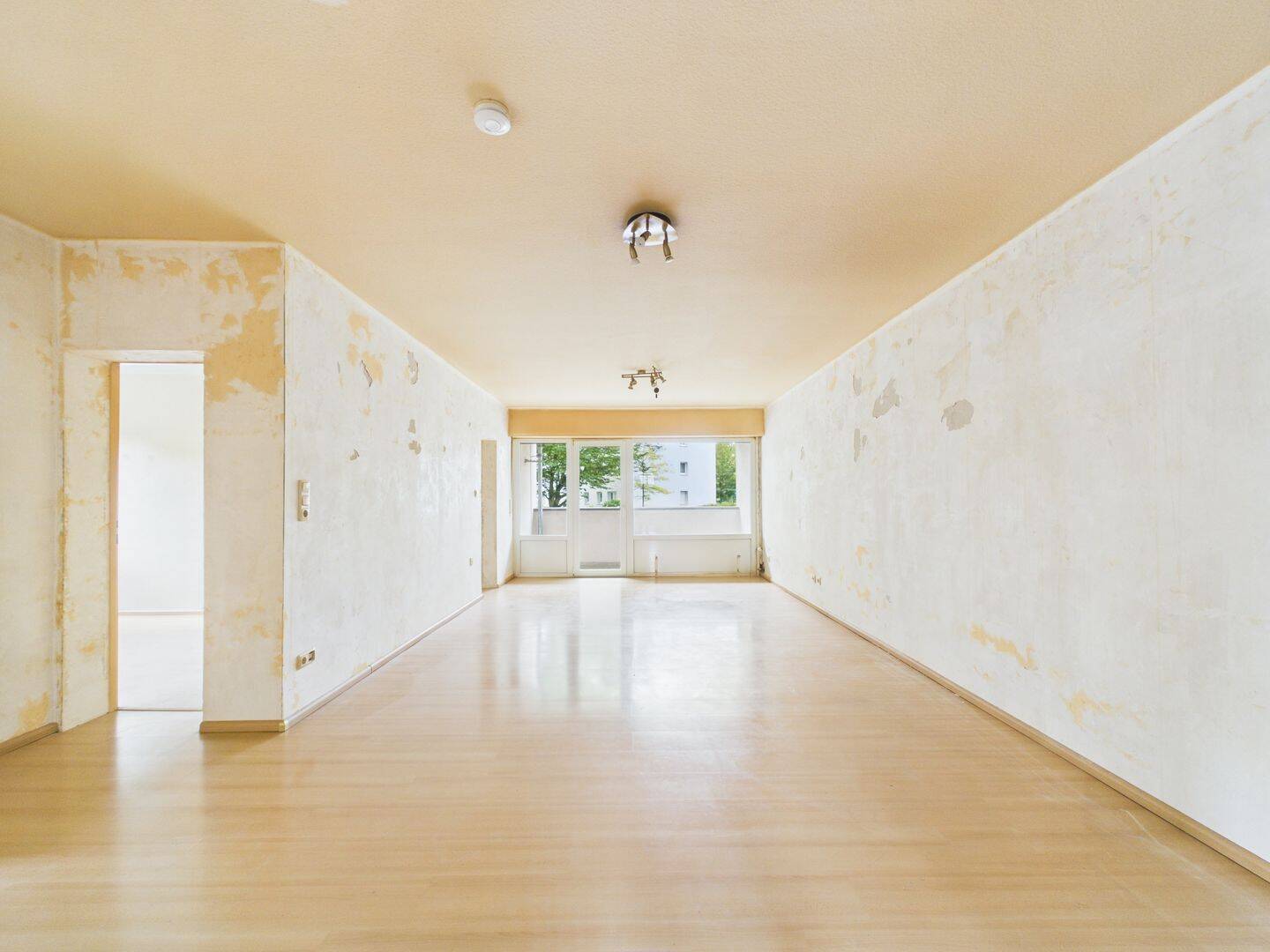 4-Zimmer-Wohnung mit Loggia und Blick ins Grüne – viel Potenzial in Frankfurt-Nieder-Eschbach, 60437 Frankfurt am Main