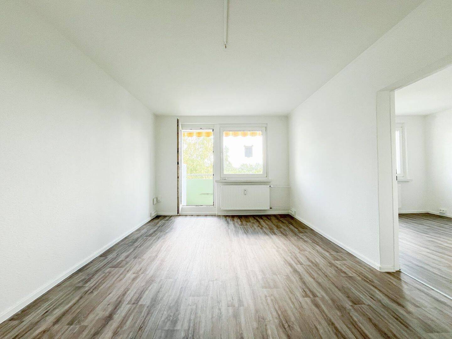 2 Warmmieten geschenkt*: Renovierte Wohnung mit Einbauküche und Markise, 9120 Chemnitz (Altchemnitz Bernsdorf Helbersdorf Kapellenberg)