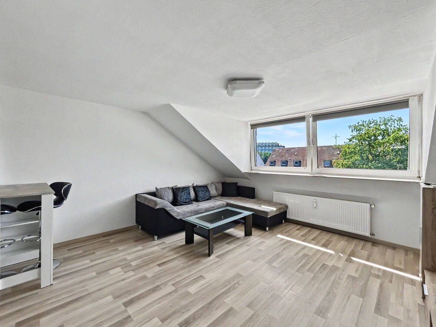 Gemütliche 2-Zimmer-Dachgeschosswohnung mit Teilmöblierung in Duisburg-Kaßlerfeld, 47059 Duisburg (Kaßlerfeld Neuenkamp)