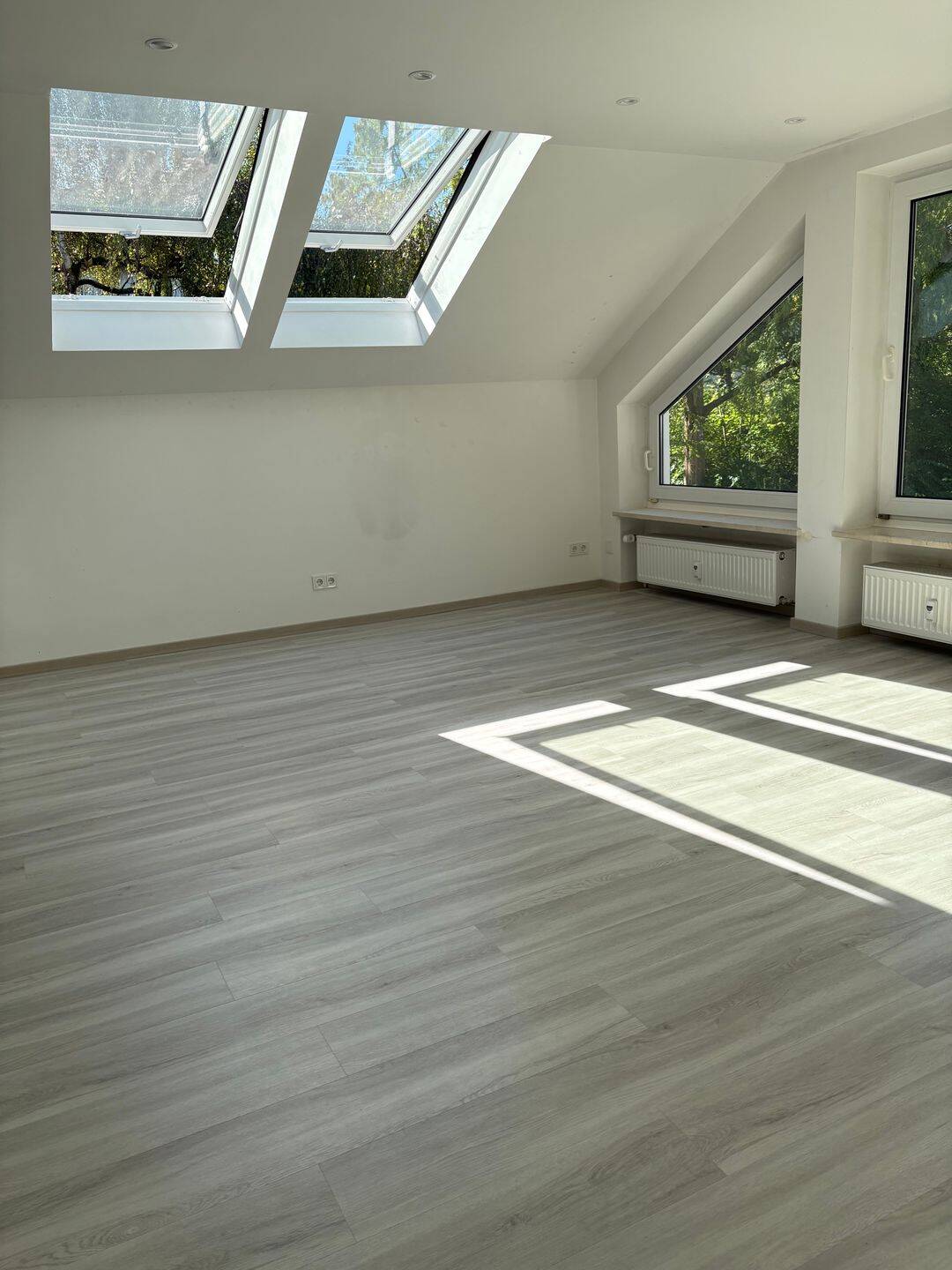 Exklusive 2-Zimmer-Dachgeschosswohnung mit offenem Wohnkonzept und einmaligem Raumgefühl, 92224 Amberg
