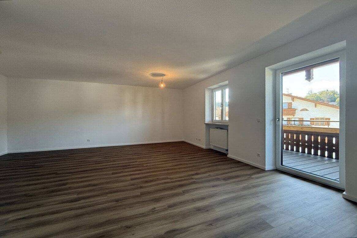 Liebevoll renoviert – Charmante 3-Zimmer-Dachgeschosswohnung im Herzen von Palling, 83349 Palling
