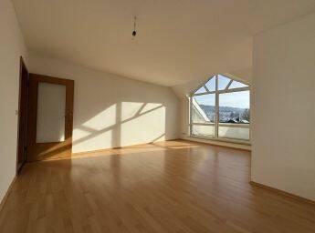 Schöne und helle Dachgeschosswohnung mit Dachbalkon und Carport, 72189 Vöhringen