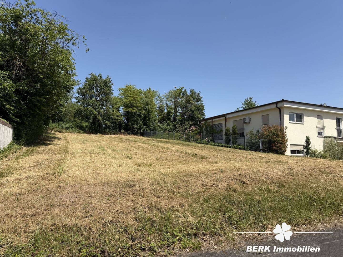 BERK Immobilien – Seltene Gelegenheit: Bauplatz mit zusätzlicher Freifläche in Aschaffenburg-Strietwald, 63741 Aschaffenburg (Damm Innenstadt Leider Nilkheim Strietwald)