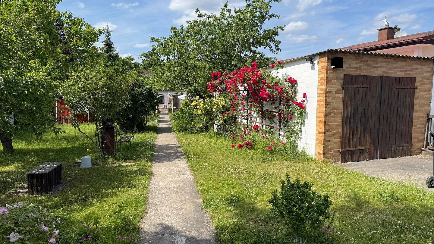 **Neuer Preis** Baugrundstück mit Restbestand in gewachsener Wohnstrasse, 12355 Berlin (Neukölln Kolonie Platanenblick Rudow Siedl. An der Rudower Höhe)