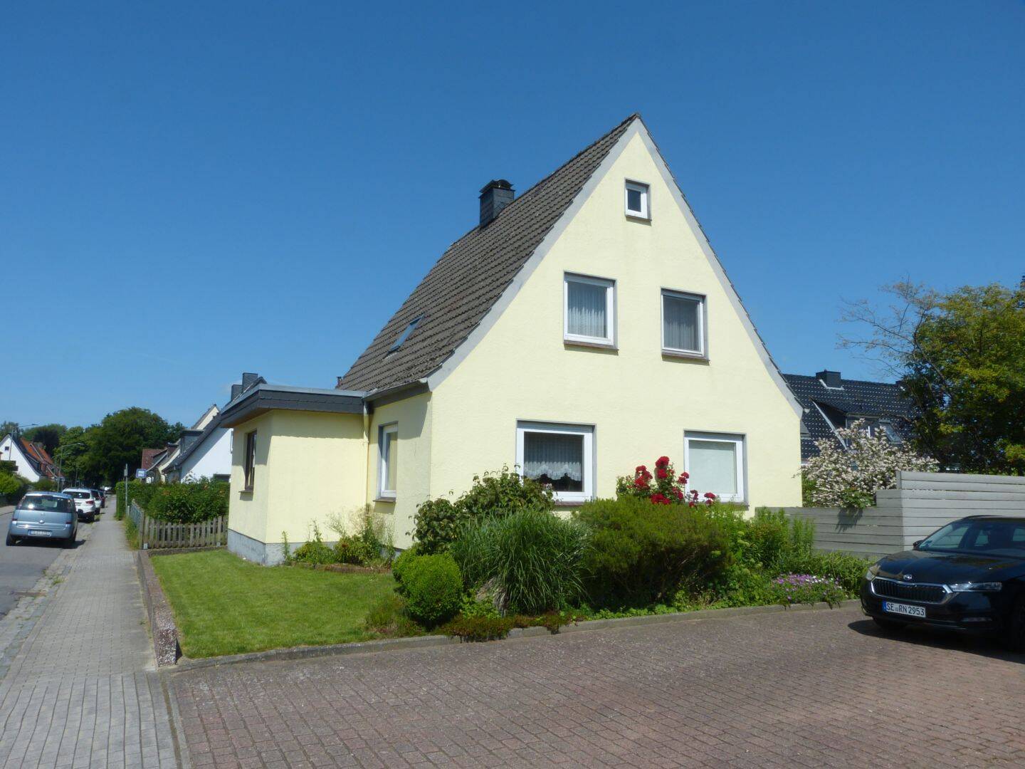 Modernisierungsbedürftiges Einfamilienhaus mit 4 Zimmern und 1 Garagen mitten in Neumünster-Einfeld, 24536 Neumünster (Brachenfeld Einfeld Tungendorf)