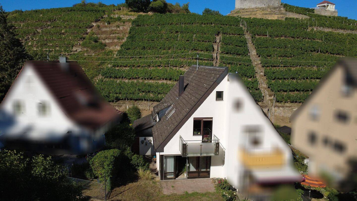 Gepflegte Doppelhaushälfte mit durchdachter Split-Level-Aufteilung und Weinbergblick, 71642 Ludwigsburg
