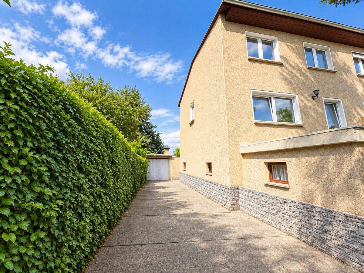 Große Doppelhaushälfte mit Garagen und Garten sucht neue Familie, 7613 Hartmannsdorf