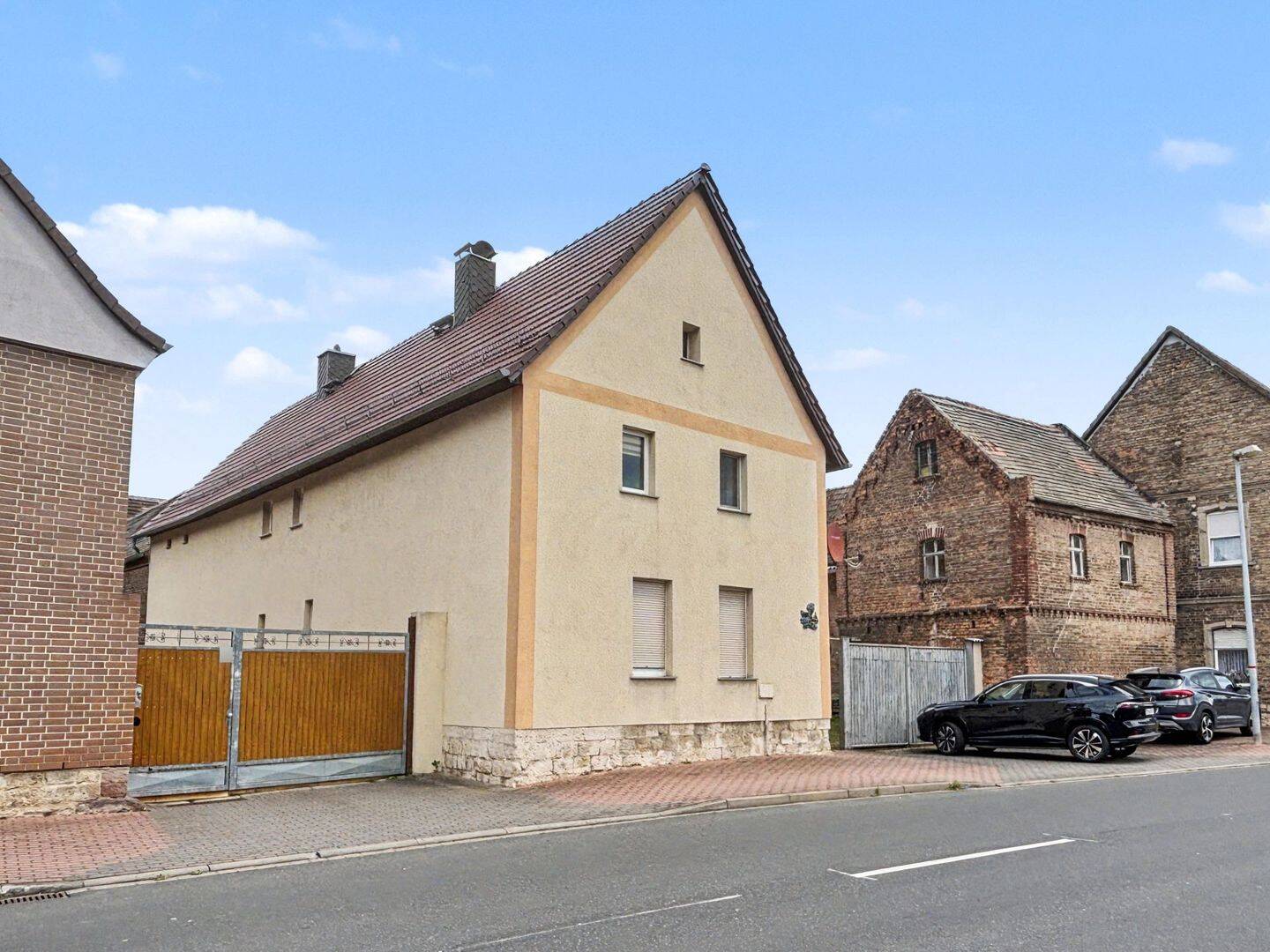 Großzügiger Drei-Seiten-Hof mit Wohnhaus, Lagergebäude und zusätzlicher Ausbaufläche in Braunsbedra, 6242 Braunsbedra