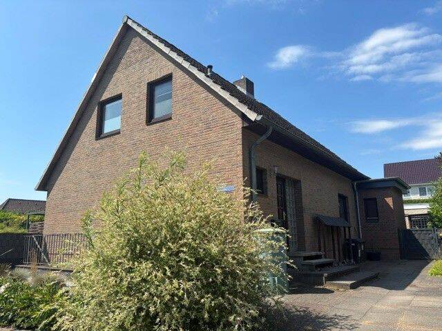 Einfamilienhaus mit 5 Zimmern auf ca. 120 m² Wohnfläche und großem Eigenlandgrundstück in Reinfeld, 23858 Reinfeld (Holstein)