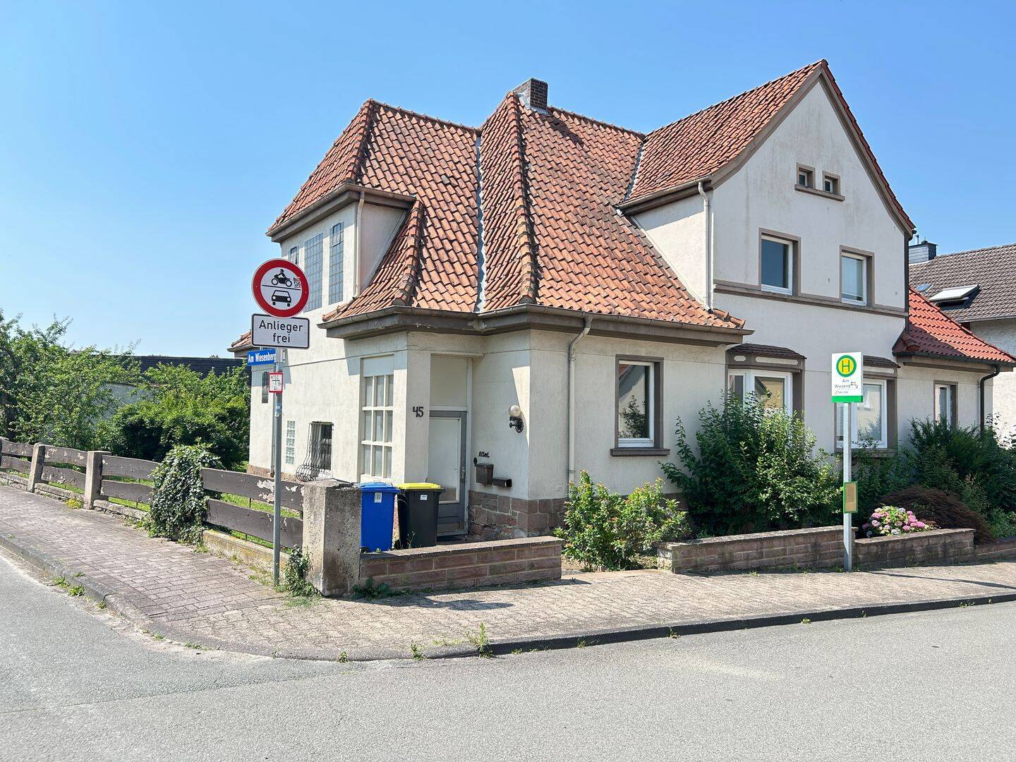 Charmante Doppelhaushälfte mit großem Grundstück, Garten und Garagen in Warburg, 34414 Warburg