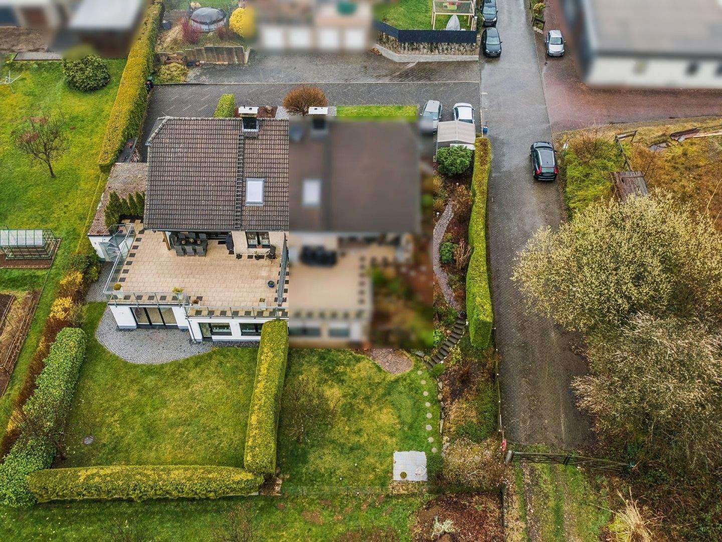 Hückeswagen: Großzügige Doppelhaushälfte mit Einliegerwohnung, Südterrasse und Weitblick ins Grüne, 42499 Hückeswagen