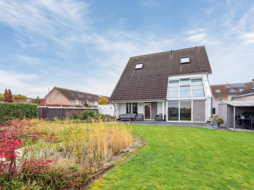 Traumhaftes Haus zum Direktbezug, mit schönem Schwimmteich in Köln-Blumenberg, 50765 Köln (Chorweiler Blumenberg Esch Esch/Auweiler Volkhoven/Weiler)