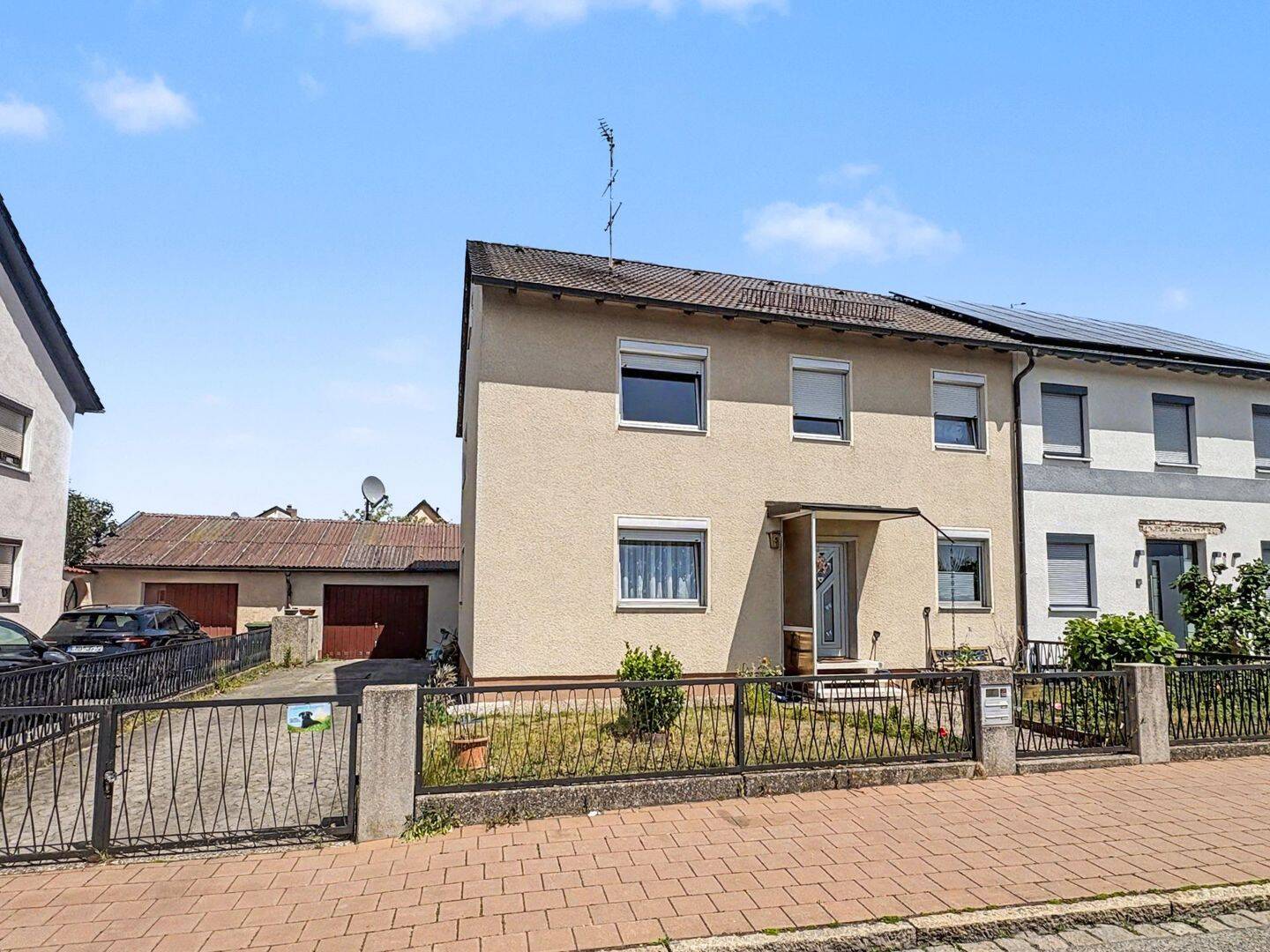 Ein Zuhause mit Zukunft: DHH mit Potenzial in Röthenbach a.d. Pegnitz, 90552 Röthenbach a.d. Pegnitz