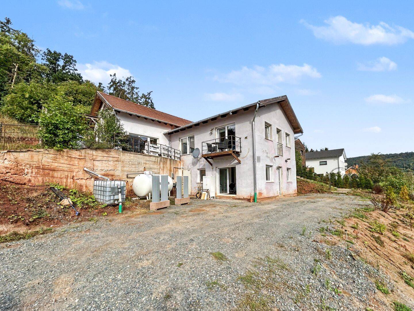 Wohnen mit Weitblick: Einfamilienhaus mit Einliegerwohnung und großem Grundstück in Breuberg, 64747 Breuberg