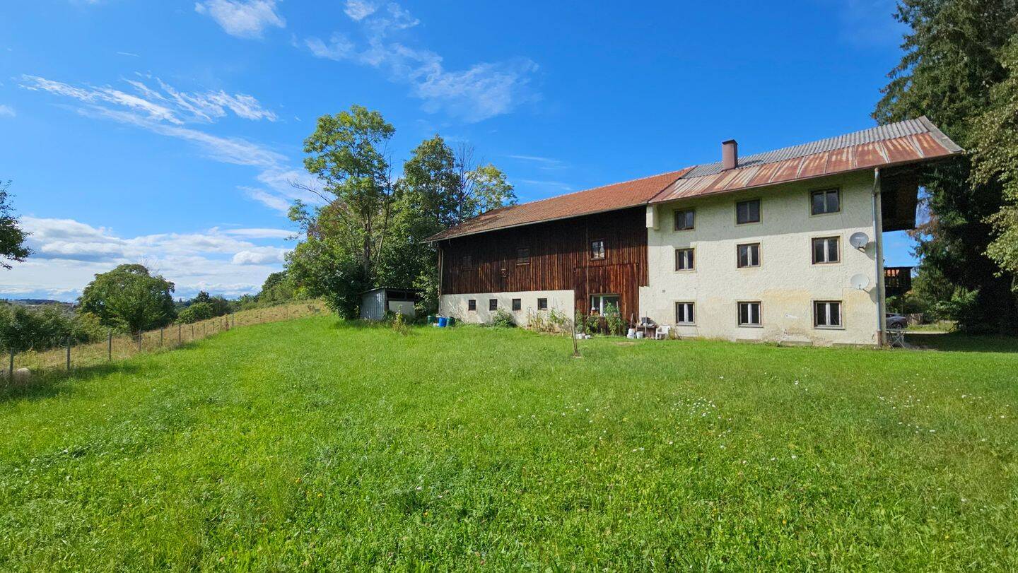 Baugrundstück in Traunstein – Einfamilienhaus / Doppelhaus mit Blick über Traunstein und die Berge, 83278 Traunstein
