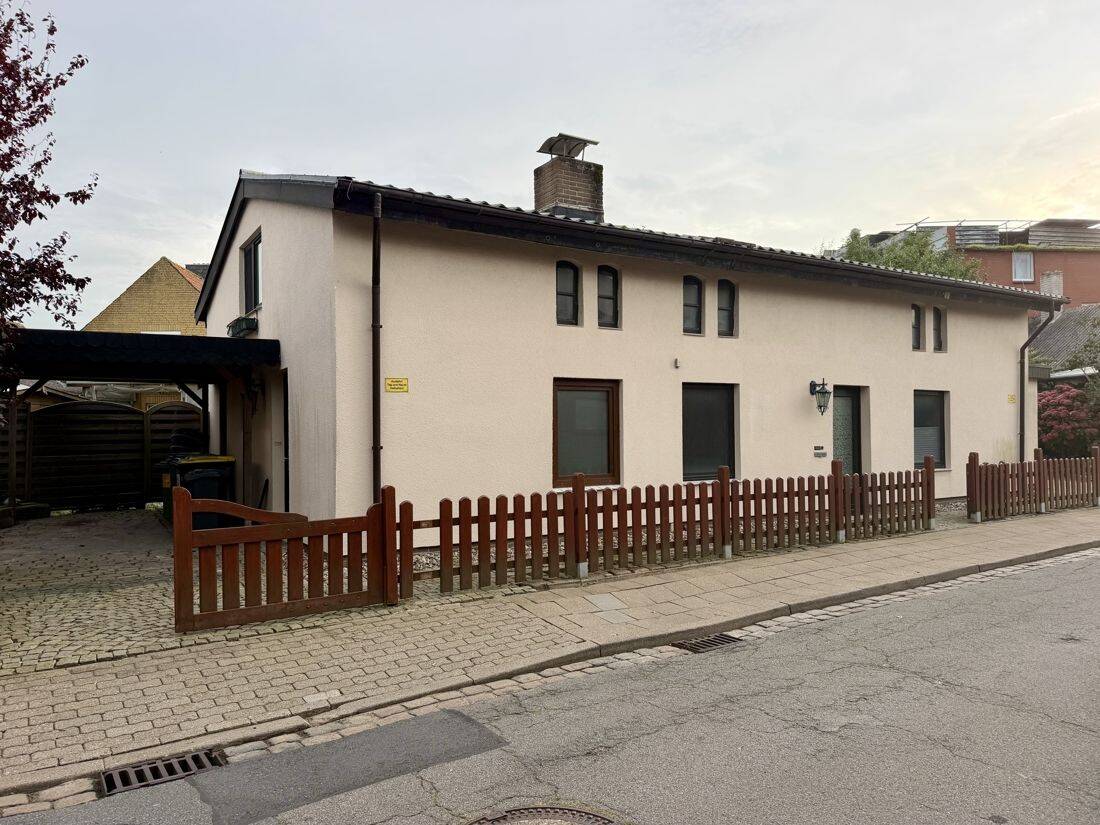 Wohnhaus mit großem Garten und zusätzlichem Grundstück, 25764 Wesselburen