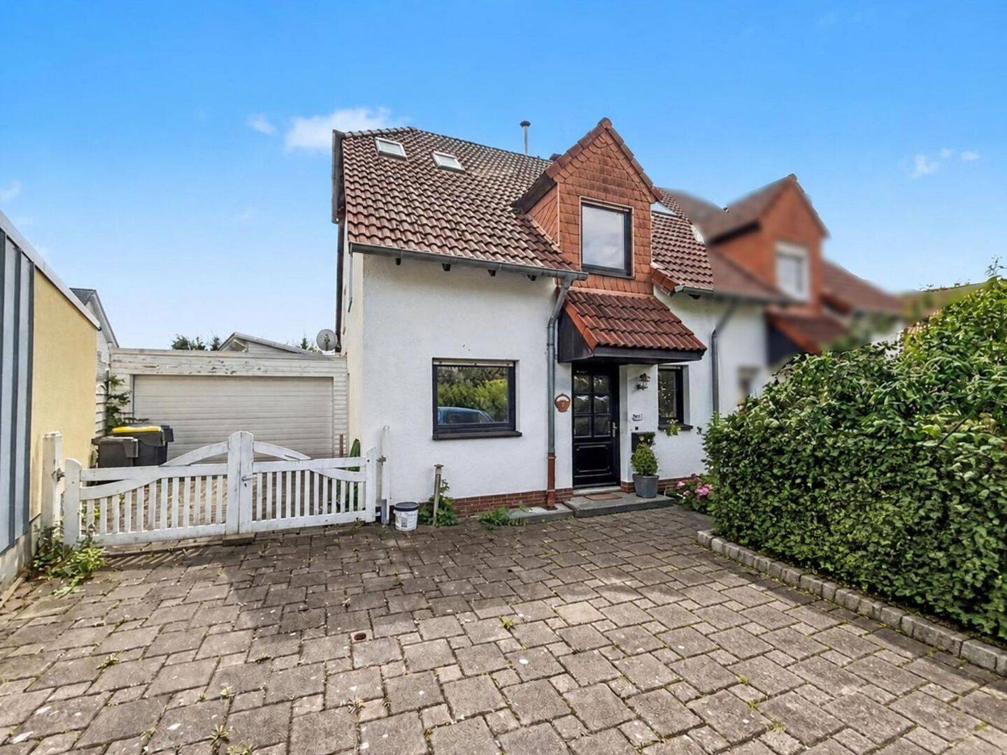 Schöne Doppelhaushälfte mit 24 m² Pool, Kaminofen und Ausbaureserve in Iserlohn-Griesenbrauck, 58640 Iserlohn