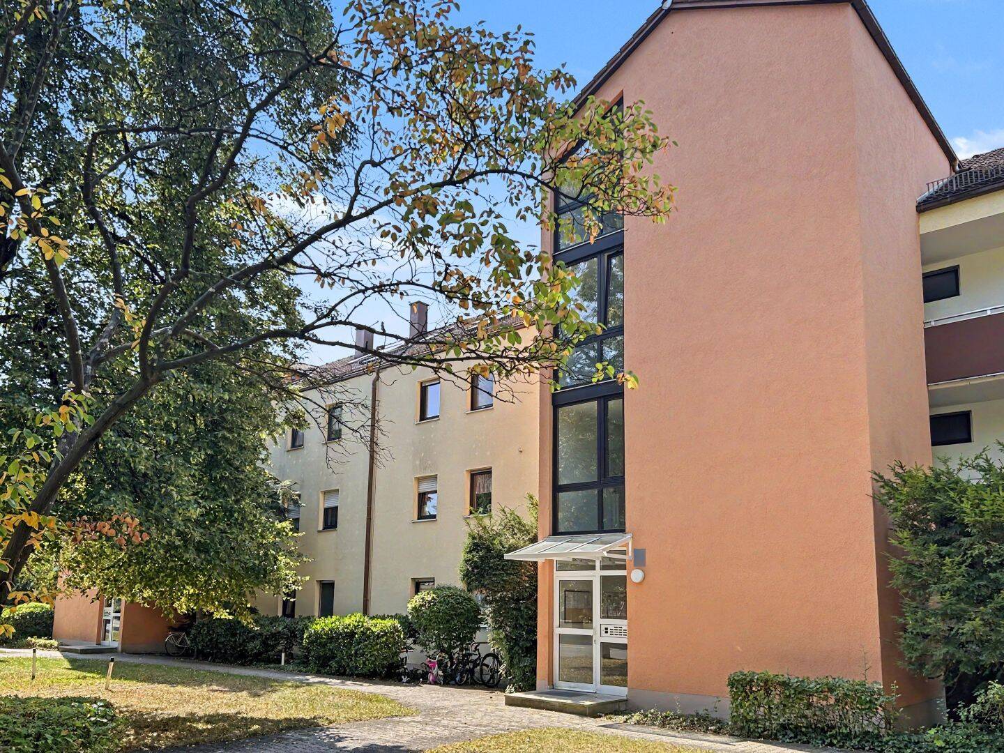 Unweit dem historischen Pfanzeltplatz! Bezugsfreie 2-Zimmer-Wohnung mit Südbalkon und TG-Stellplatz, 81737 München (Ramersdorf-Perlach)