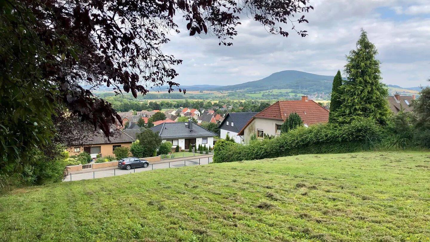 Unverbaubarer Panoramablick über Lauenstein mit den Blick auf den Höhenzug vom Iht. Die Fläche ist voll erschlossen inkl. Bebauungsplan. ., 31020 Salzhemmendorf