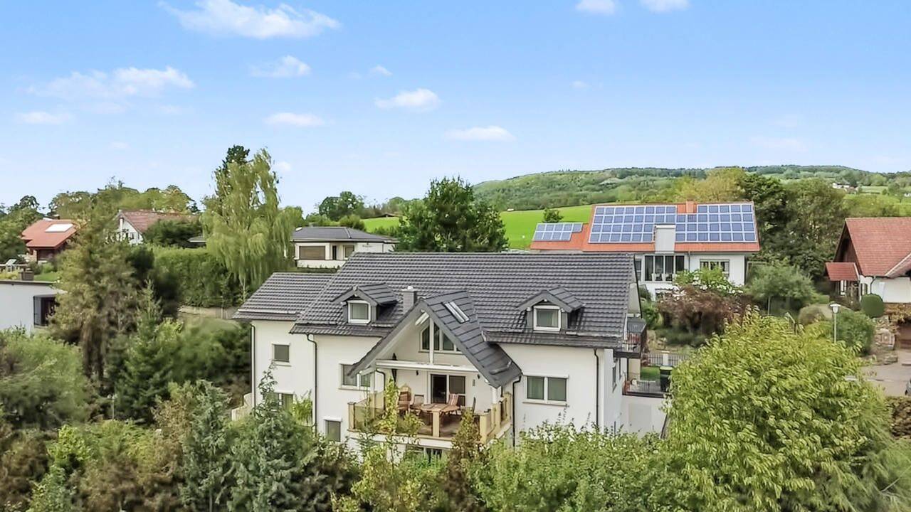 Gersfeld: Hochwertiges Einfamilienhaus mit vermieteter Einliegerwohnung und Praxisfläche, 36129 Gersfeld (Rhön)