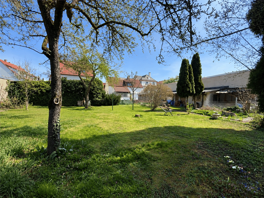 Augsburg-Pfersee | Baugrundstück mit Projektierung für 2 EFH oder 1 EFH + 2 DHH im KfW-40-Standard, 86157 Augsburg (Kriegshaber Pfersee)