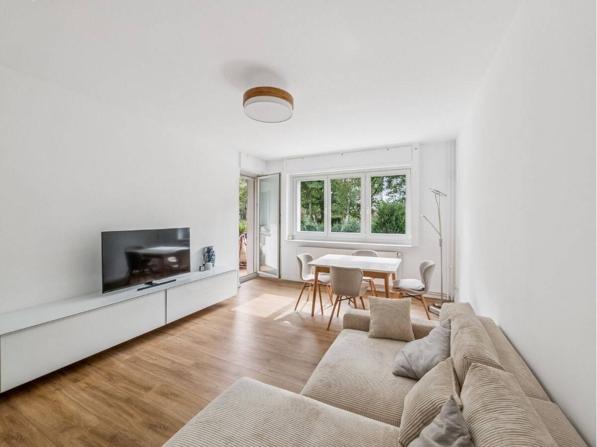 Einziehen & wohlfühlen oder als Investment: Modernisierte 2-Zimmer-Hochp. Wohnung mit eigenem Garten, 14165 Berlin (Steglitz-Zehlendorf Zehlendorf)