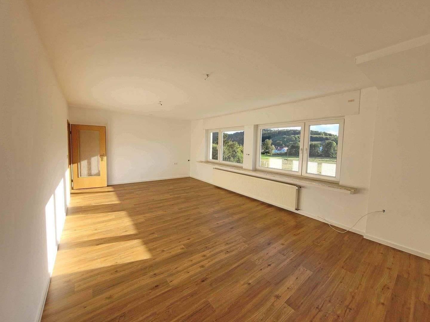 FREI ZUM 01.12.2026!!! Attraktive, modernisierte 3- Zimmerwohnung mit Wintergarten und Gartenmitbenutzung, 36272 Niederaula