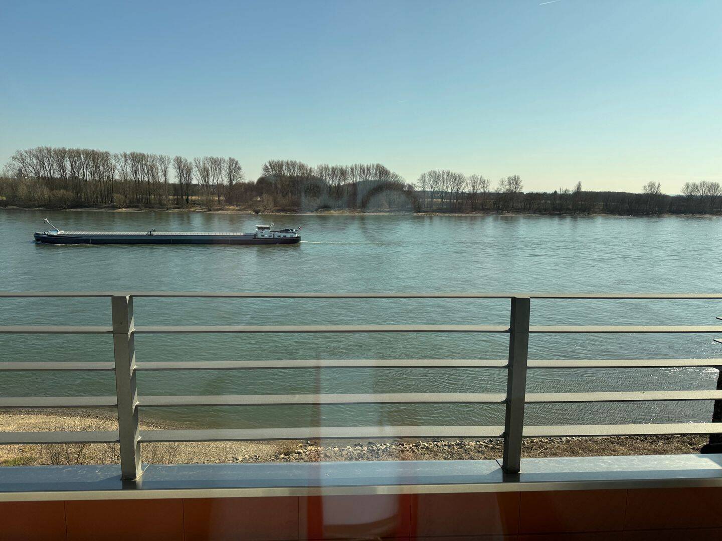 4-Zimmer mit unverbaubarem Rheinblick, saniert, hell, großer Balkon, Gäste-WC, neue Heizungsanlage, Abstellraum und Keller, Garage falls gewünscht, 50999 Köln (Rodenkirchen Hahnwald Sürth Weiß)