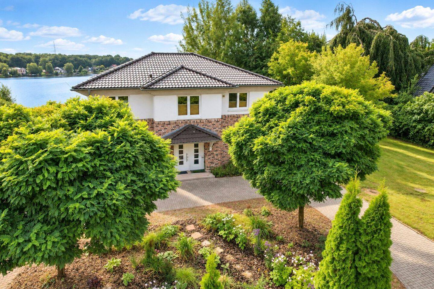 Einzigartige Wasserlage – Hochwertiges Einfamilienhaus mit privatem Seezugang und Einliegerwohnung, 27607 Geestland