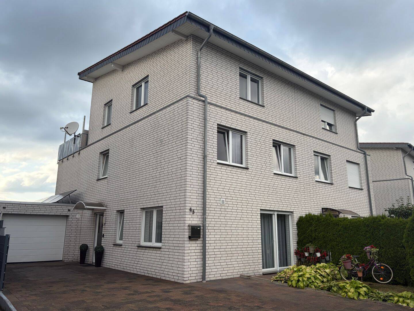Attraktive Doppelhaushälfte mit Kamin, Dachterrasse und Garage in begehrter Lage von Paderborn, 33100 Paderborn