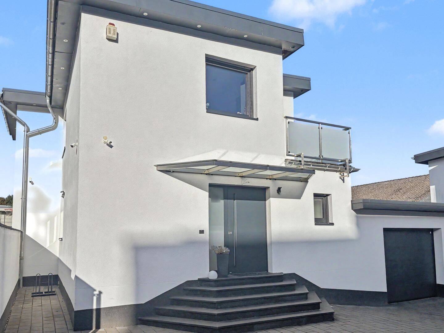 Moers: Modernes Einfamilienhaus – grundsaniert und 2019 neu aufgebaut mit Garage und Garten, 47441 Moers
