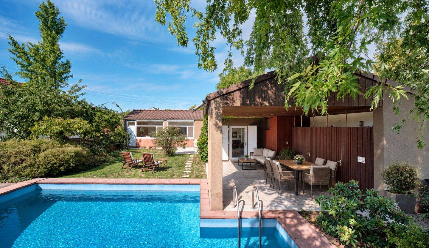 NEU: Architekten Bungalow in ruhiger Lage ++MIT AUßENPOOL++, 71522 Backnang