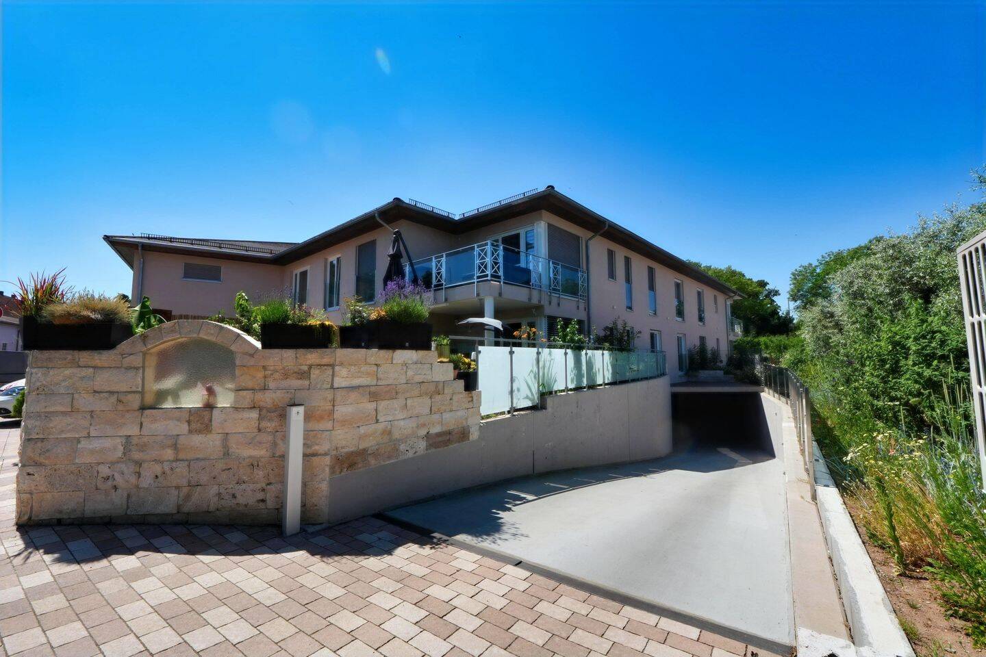 Exklusives Wohnen im mediterranen Stil – Neuwertige Eigentumswohnung mit Balkon, Aufzug und Tiefgarage, 91710 Gunzenhausen
