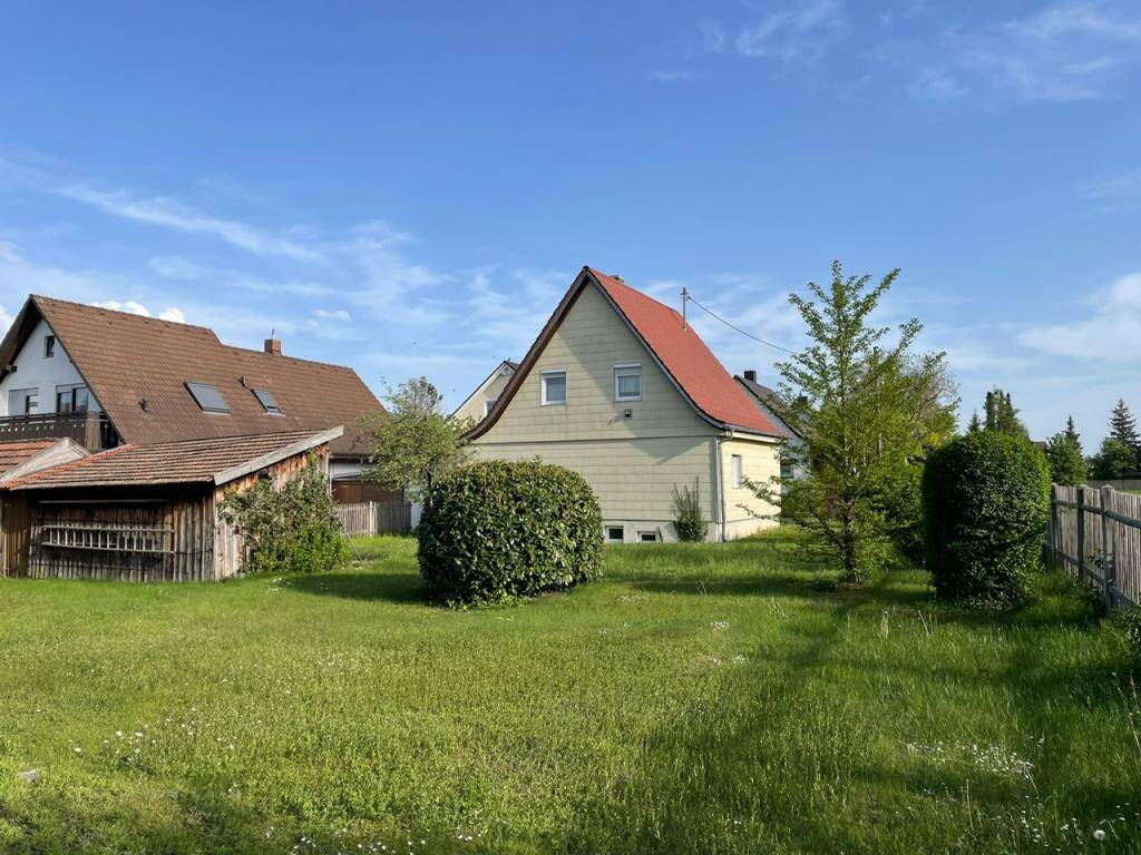 Brück Immobilien – Schöner, sonniger ca. 815 m² großer Baugrund mit Altbestand, 80999 München (Allach-Untermenzing)
