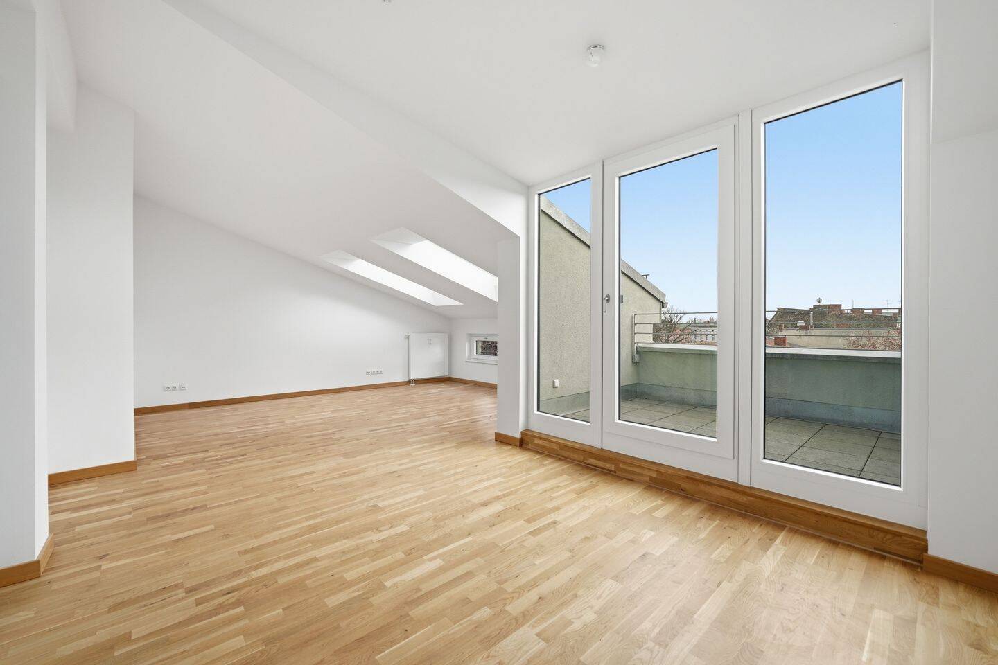 Stilvolle Dachgeschosswohnung in Spandau – 2 Zimmer, EBK und Balkon nahe Havel Altstadt Spandau, 13585 Berlin (Spandau Falkenhagener Feld Hakenfelde)